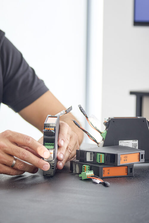 WILLENIG Techniker, der einem Kunden die Produkte vorstellt