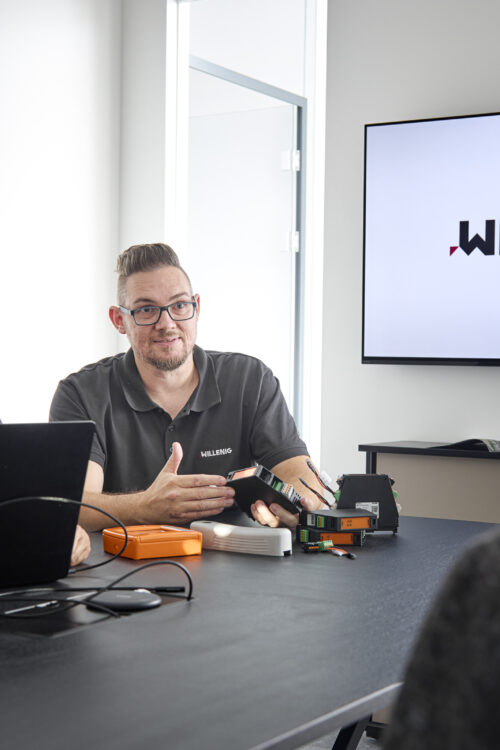 Beratung & Planung: Ein beratendes Gespräch mit Mitarbeitern von WILLENIG mit einem Kunden, bei dem Produkte näher vorgestellt werden