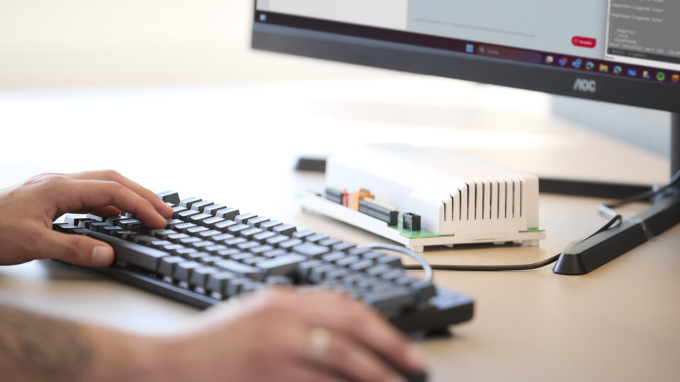 WILLENIG Detailaufnahme der Planung von Bauvorhaben am PC in einer Bürosituation