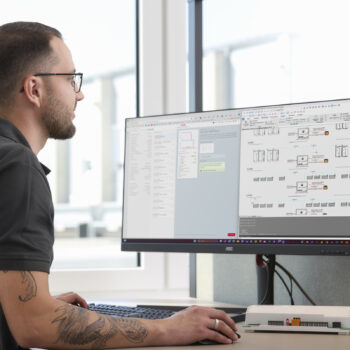 WILLENIG Planung von Bauvorhaben am PC in einer Bürosituation