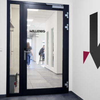 Eingang 1. OG Firma WILLENIG Standort Pasching