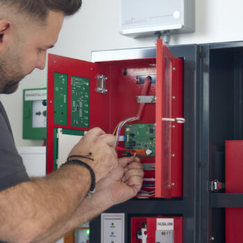 Servicetechniker von WILLENIG bei der Inbetriebnahme einer Anlage