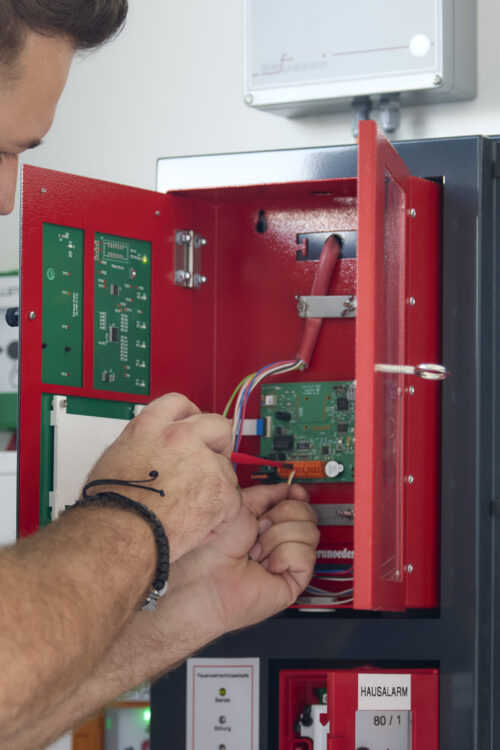 Servicetechniker von WILLENIG bei der Inbetriebnahme einer Anlage