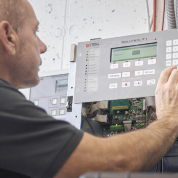 Servicetechniker von WILLENIG, der eine Anlage in Betrieb nimmt