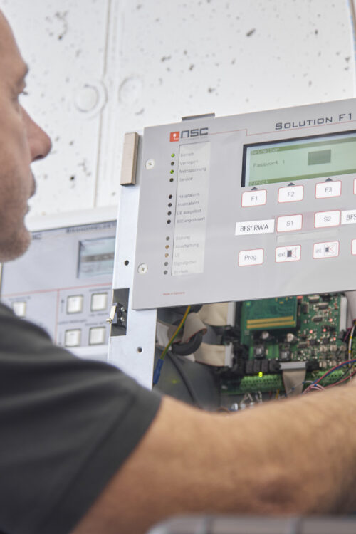 Servicetechniker von WILLENIG, der eine Anlage in Betrieb nimmt