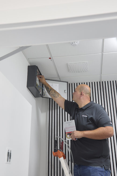 Service & Instandhaltung: Servicetechniker WILLENIG bei einer Instandhaltung einer Entrauchungsanlage