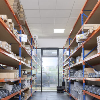 Lager von WILLENIG im Erdgeschoß mit unseren verschiedenen Produkten der Bereiche Rauchabzug und Brandmeldetechnik.