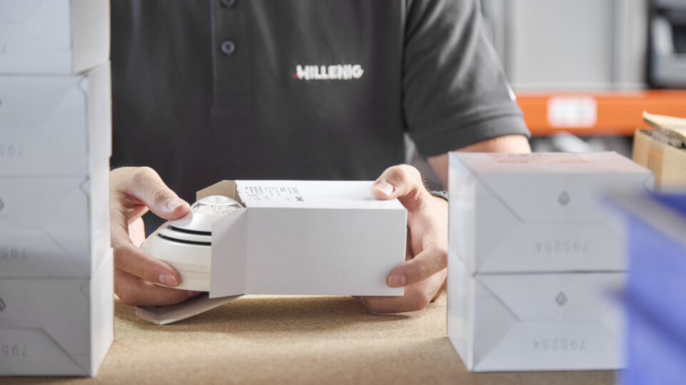 Produkt, das von einem WILLENIG-Mitarbeiter ausgepackt und kontrolliert wird