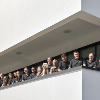 Fotografie aller Mitarbeiter am neuen Firmentstandort in Pasching