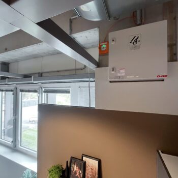 geschlossene Steuerzentrale mit Rauchabzug und Lamellenfenster beim XXXLutz