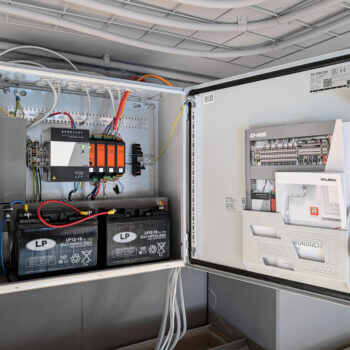 geöffnete Steuerzentrale in der Linzer Filiale vom XXXLutz