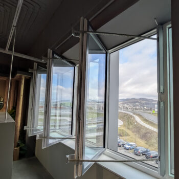 geöffnete Lamellenfenster beim XXXLutz